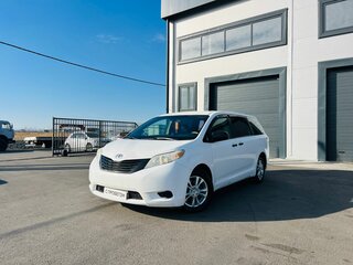Toyota Sienna III