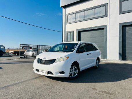 Toyota Sienna III