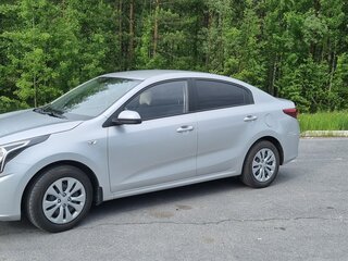 2021 Kia Rio IV Рестайлинг, серый, 1580000 рублей, вид 4