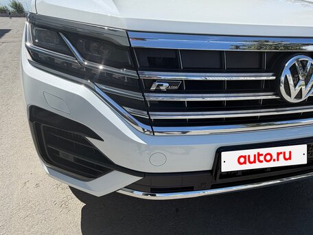 2018 Volkswagen Touareg III, белый, 5200000 рублей, вид 3