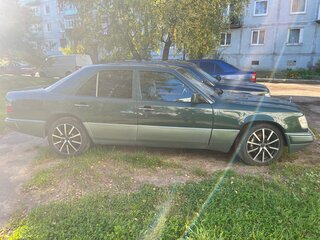 1994 Mercedes-Benz E-Класс 220 I (W124), зелёный, 320000 рублей, вид 4
