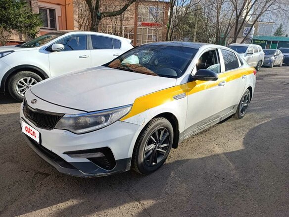2019 Kia Optima IV Рестайлинг, белый, 900000 рублей - вид 3