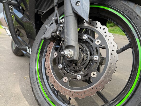 2020 Kawasaki Ninja 400, зелёный, 680000 рублей - вид 12