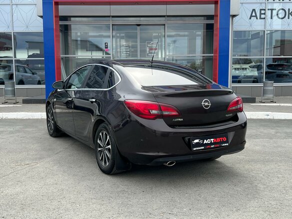 2013 Opel Astra J Рестайлинг, коричневый, 700000 рублей - вид 3