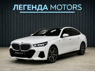 2024 BMW 5 серии 530i xDrive VIII (G60/G61/G68), белый, 7300000 рублей, вид 1
