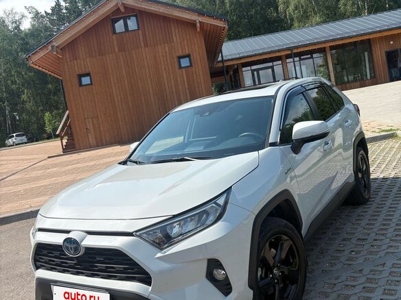 2020 Toyota RAV4 V (XA50), белый, 4400000 рублей