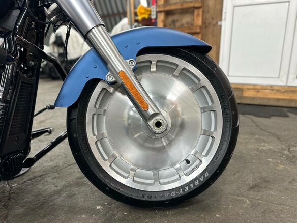 2018 Harley-Davidson Fat Boy, синий, 1990000 рублей - вид 21