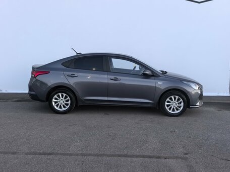 2021 Hyundai Solaris II Рестайлинг, серый, 1550000 рублей, вид 3
