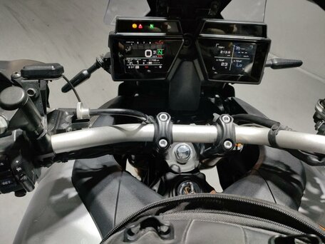 2022 Yamaha MT-09 Tracer (FJ-09), серебристый, 1399000 рублей, вид 5