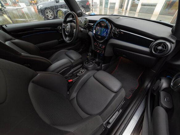 2021 Mini Hatch Cooper III (F55/F56) Рестайлинг 2, чёрный, 3790000 рублей - вид 21