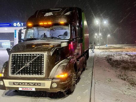 2003 Volvo VNL, коричневый, 3500000 рублей, вид 3