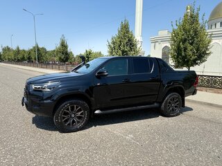 2022 Toyota Hilux VIII Рестайлинг 2, чёрный, 5650000 рублей, вид 4