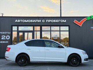 2017 Skoda Octavia III (A7) Рестайлинг, белый, 1470000 рублей, вид 3