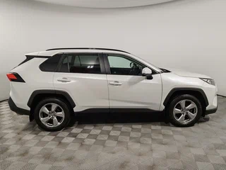 2021 Toyota RAV4 V (XA50), белый, 2799000 рублей, вид 4