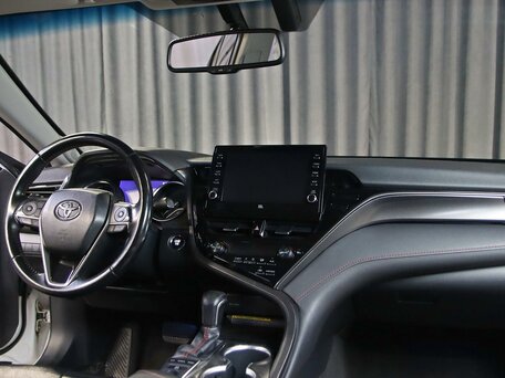 2021 Toyota Camry VIII (XV70) Рестайлинг, белый, 2549000 рублей, вид 5