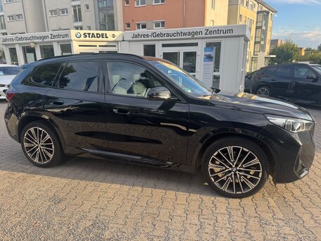 2023 BMW X1 18i sDrive III (U11/U12), чёрный, вид 3