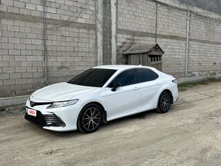 2019 Toyota Camry VIII (XV70), белый, 1870000 рублей, вид 3