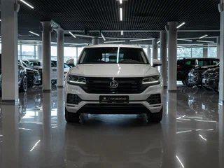 2018 Volkswagen Touareg III, белый, 4380000 рублей, вид 3
