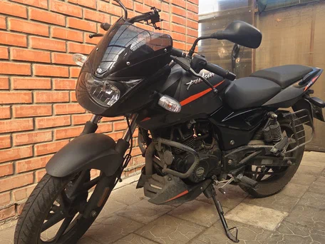 2022 Bajaj Pulsar 180, серый, 140000 рублей, вид 1