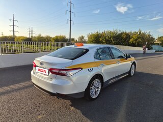 2020 Toyota Camry VIII (XV70), белый, 2050000 рублей, вид 3