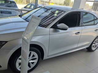 2025 Skoda Octavia IV (A8), серебристый, 2500000 рублей, вид 4