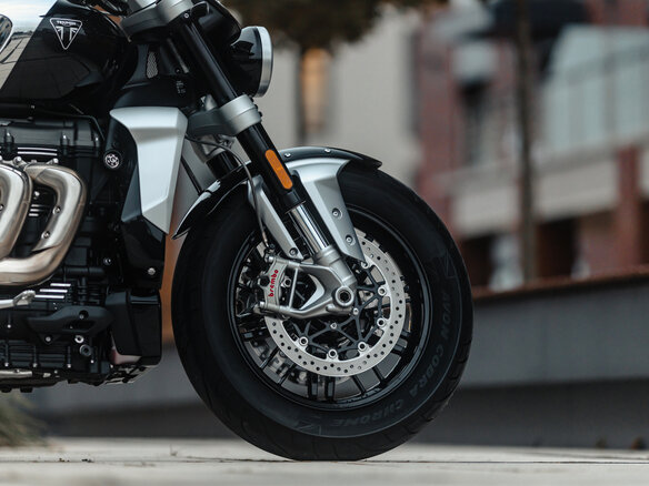 2023 Triumph Rocket 3, серебристый, 2490000 рублей - вид 21