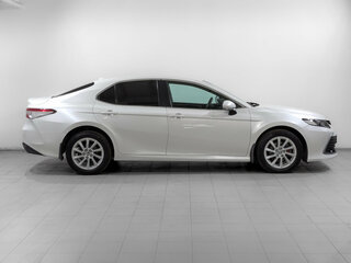 2021 Toyota Camry VIII (XV70) Рестайлинг, белый, 2950000 рублей, вид 4