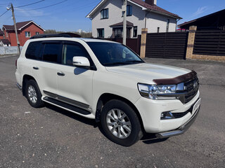 2016 Toyota Land Cruiser 200 Series Рестайлинг 2, белый, 7100000 рублей, вид 3