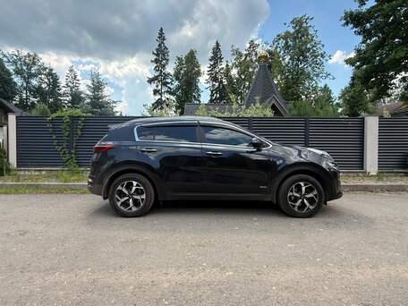 2021 Kia Sportage IV Рестайлинг, чёрный, 2580000 рублей, вид 4
