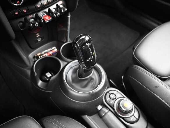 2023 Mini Hatch Cooper III (F55/F56) Рестайлинг 2, красный - вид 8