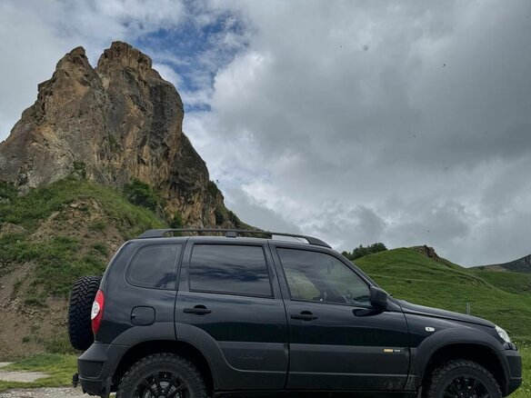 2018 Chevrolet Niva I Рестайлинг, чёрный, 800000 рублей - вид 1