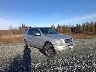 1998 Mercedes-Benz M-Класс 320 I (W163), серебристый, 600000 рублей, вид 3
