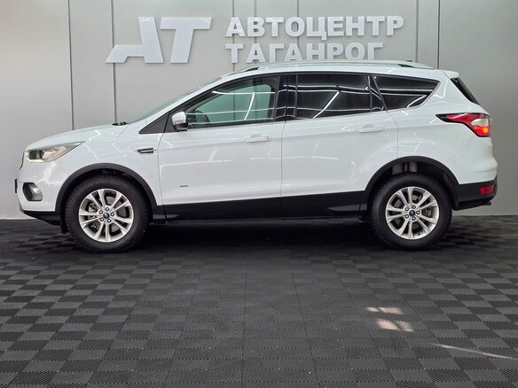 2017 Ford Kuga II Рестайлинг, белый, 1749000 рублей - вид 2
