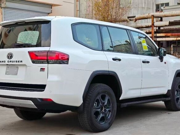 2022 Toyota Land Cruiser 300 Series, белый, 11548000 рублей - вид 1