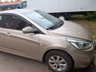 2013 Hyundai Solaris I, бежевый, 750000 рублей, вид 4