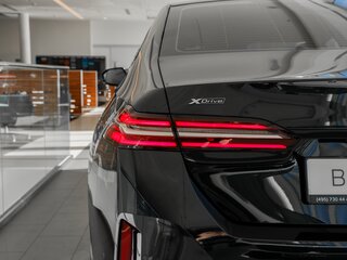 2025 BMW 5 серии 530i xDrive VIII (G60/G61/G68), чёрный, 8295000 рублей, вид 4
