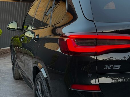 2020 BMW X5 40i IV (G05/G18), чёрный, 6900000 рублей, вид 5