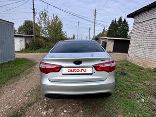 2013 Kia Rio 5-speed III, серебристый, 700000 рублей, вид 4