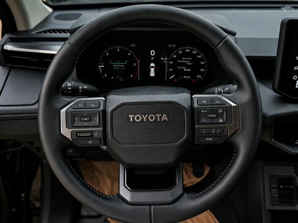 2026 Toyota Hilux IX, белый - вид 6