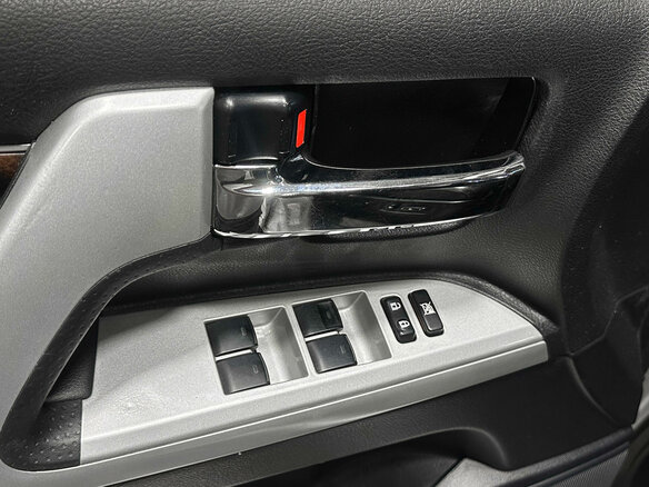 2014 Toyota Land Cruiser 200 Series Рестайлинг 1, серебристый, 3930000 рублей - вид 17