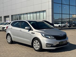 2015 Kia Rio III Рестайлинг, серебристый, 895000 рублей, вид 3