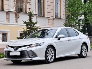 2019 Toyota Camry VIII (XV70), белый, 2850000 рублей, вид 3
