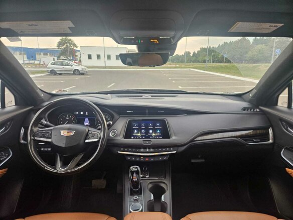 2023 Cadillac XT4 I, серебристый, 2050000 рублей - вид 6