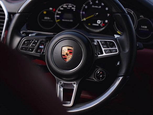 2020 Porsche Cayenne Turbo S E-Hybrid III, чёрный, 13000000 рублей - вид 8
