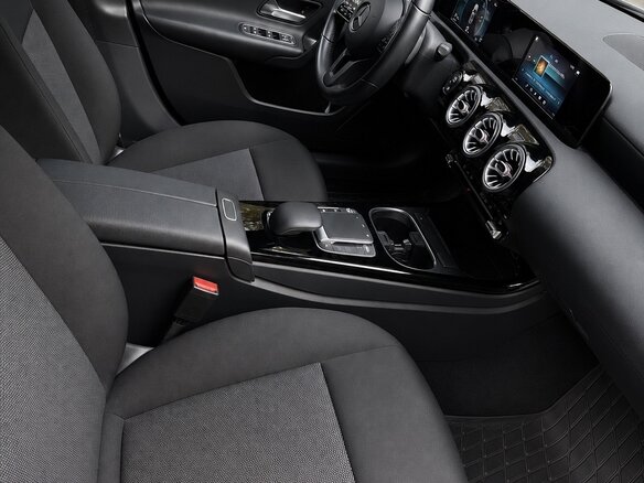 2019 Mercedes-Benz A-Класс 200 IV (W177), чёрный - вид 2