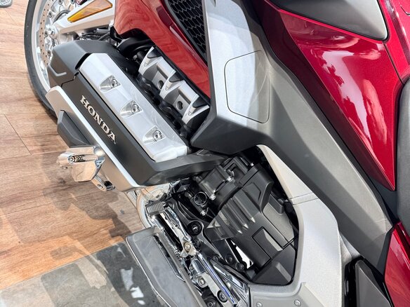 2023 Honda GL 1800 Gold Wing, красный - вид 23