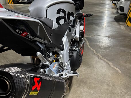 2019 Aprilia Tuono V4, серебристый, 1599000 рублей, вид 4