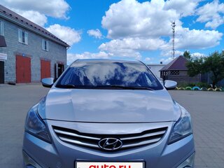 2014 Hyundai Solaris I Рестайлинг, серебристый, 690000 рублей, вид 2
