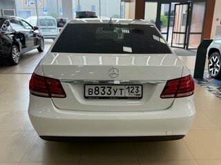 2013 Mercedes-Benz E-Класс 200 IV (W212, S212, C207) Рестайлинг, белый, 1800000 рублей, вид 3