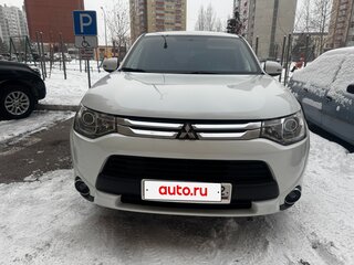 2014 Mitsubishi Outlander III Рестайлинг, белый, 1488000 рублей, вид 2